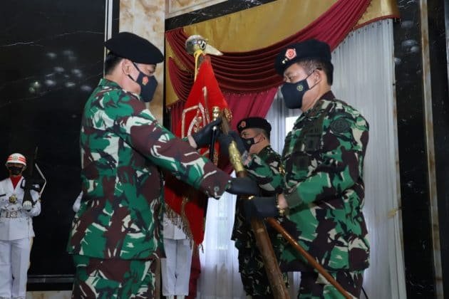 Panglima TNI Serahkan Pataka Kohanudnas Labda Prakasa Nirwikara ke