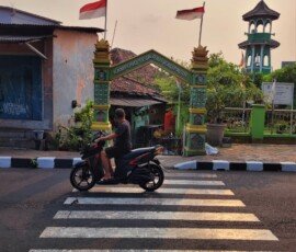 Gerbang menuju Kampung Sejarah Kalipasir tepat di sebelahnya adalah Masjid Jami Kalipasir yang menjadi simbol awal penyebaran ajaran Islam dan menjadi Masjid tertua di Kota Tangerang dan kini usianya sudah 450 tahun. (Sabtu 26/9/2026)