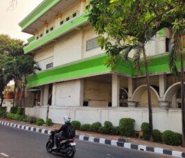 Masjid Agung Al-Ittihad (tampak belakang) persis di samping jalan Kalipasir Kota Tangerang bangunan ini merepresentasikan akulturasi budaya di kota ini. (Sabtu 26/9/2026)
