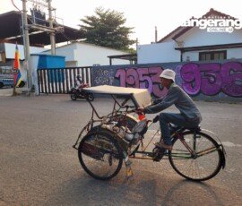 Moda transportasi darat yakni Becak melintas di depan Gedung Pendopo Jl. Kisamaun Kota Tangerang (Sabtu 26/9/2026)