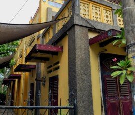 ROEMBOER artinya Rumah Burung nama ini disematkan karena bangunan kuno ini sempat beralih fungsi menjadi tempat budidaya sarang burung walet yang masif pada sekitar tahun 1970-an. (Sabtu 26/9/2026)