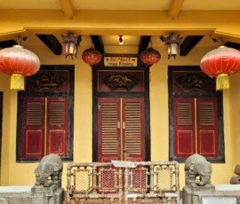 Roemboer Tangga Ronggeng adalah bangunan klasik bergaya Tionghoa abad ke-18 di Jalan Cilangkap (Kawasan Kalipasir Tangerang) awalnya merupakan rumah tinggal milik keluarga peranakan Tionghoa bernama keluarga Pee. (Sabtu 26/9/2026)