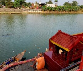 Toa Pekong Air atau warga lokal juga kerap menyebutnya Prasasti Tangga Air menjadi penanda akulturasi budaya Tionghoa telah melekat erat di kawasan Kalipasir sejak tahun 1873. (Sabtu 26/9/2026)