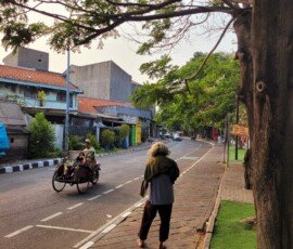 Transportasi Becak Motor melintasi jalan Kalipasir Kota Tangerang (Sabtu 26/9/2026)